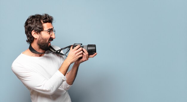 Młody szalony brodaty mężczyzna fotograf