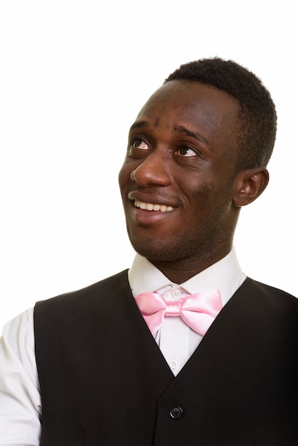 Młody szczęśliwy afrykański kelner uśmiecha się i myśli