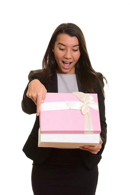 Młody szczęśliwy kaukaski bizneswoman uśmiecha się i otwiera pudełko na białym tle