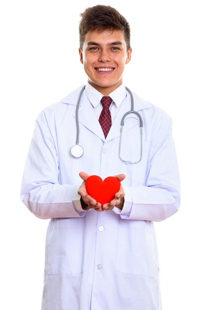 młody szczęśliwy lekarz mężczyzna uśmiecha się trzymając czerwone serce