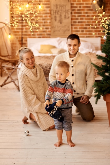 Młody tata, mama i ich synek dobrze się bawią