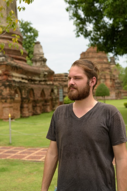 Młody turysta brodaty mężczyzna mający wakacje w Ayutthaya, Tajlandia