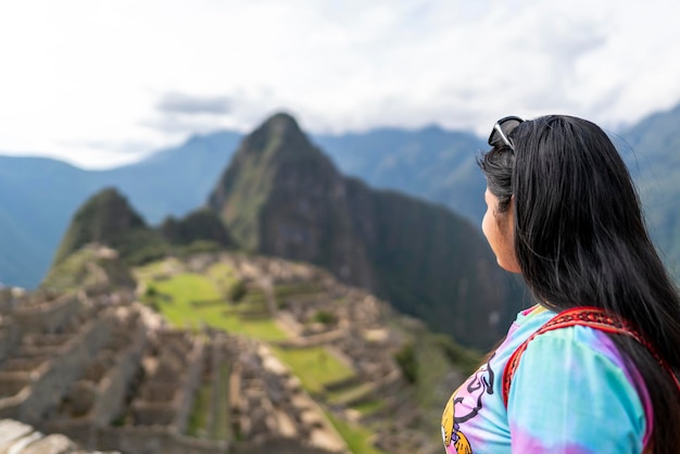 młody turysta obserwuje Machu Picchu, Cusco, Peru