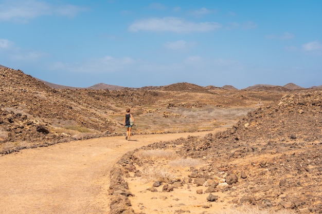 Młody turysta odwiedzający Isla de Lobos, u północnych wybrzeży wyspy Fuerteventura na Wyspach Kanaryjskich. Hiszpania