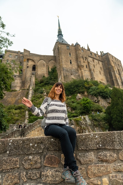 Młody turysta odwiedzający słynne opactwo Mont Saint-Michel w departamencie Manche, region Normandii, Francja