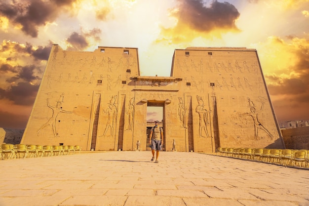 Młody Turysta Wchodzący Do świątyni Edfu