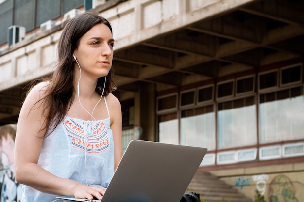 Młody Uczeń Używa Laptop Outdoors.