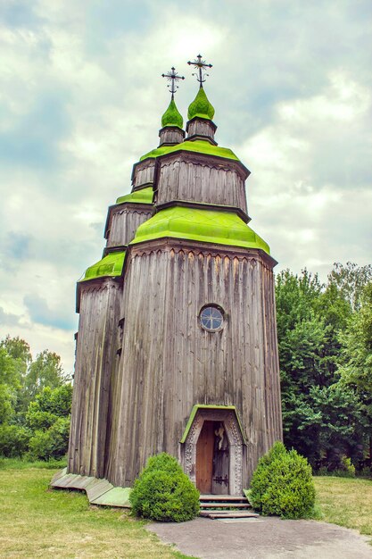 Młody wojownik z tarczą