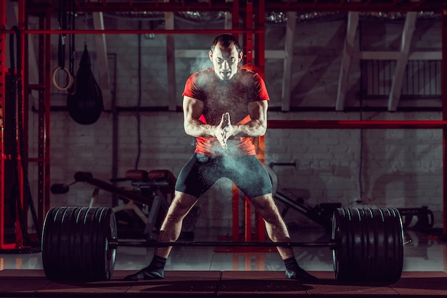 Młody zawodnik trenujący trening crossfit