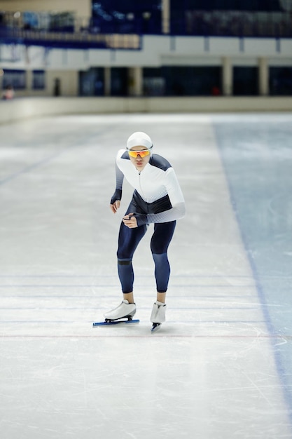 Młody zawodowy łyżwiarz szybki w mundurze sportowym po treningu