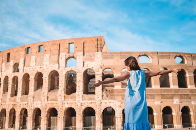 Młody żeński Turysta Patrzeje Colosseum Outside W Rzym, Włochy.