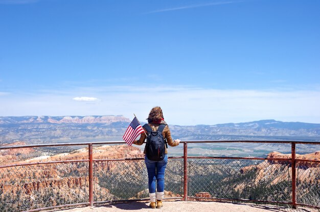 Młody żeński turysta w Bryce Canyon National Park, Utah, USA