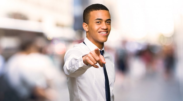 Młodzi afro amerykańscy biznesmenów punkty dotykają przy tobą z ufnym wyrażeniem w mieście