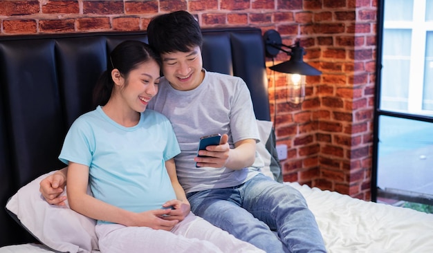 Młodzi Azjaci szczęśliwi z powodu zajścia w ciążę