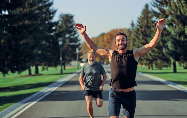 Młodzi I Starzy Sportowcy Biegający Po Drogach