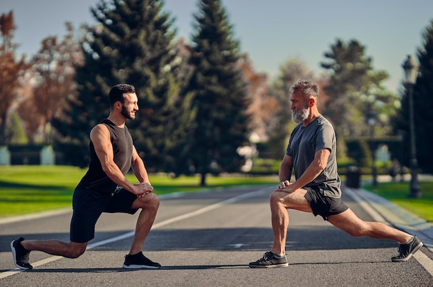 Młodzi i starzy sportowcy ćwiczą