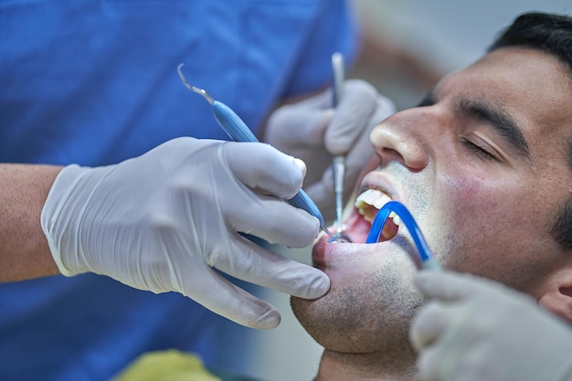 Młodzi latynoscy mężczyźni w klinice dentystycznej poddawani kontroli zębów