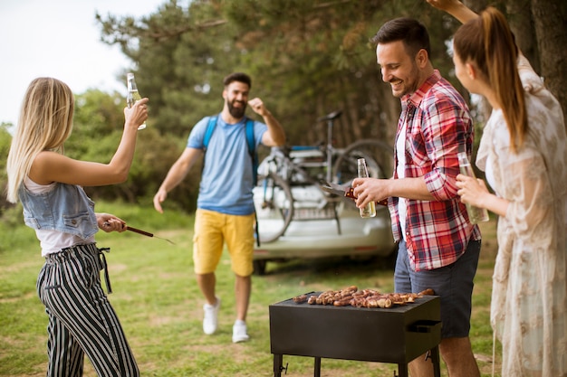 Młodzi Ludzie Cieszący Się Grillem W Naturze