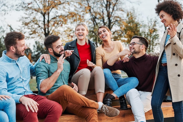 Zdjęcie młodzi ludzie dobrze się bawią szczęśliwy grupowy styl życia studenckiej przyjaźni