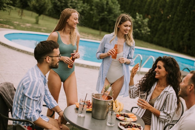 Młodzi ludzie mają Summer Celebration of Food Drink and Friendship