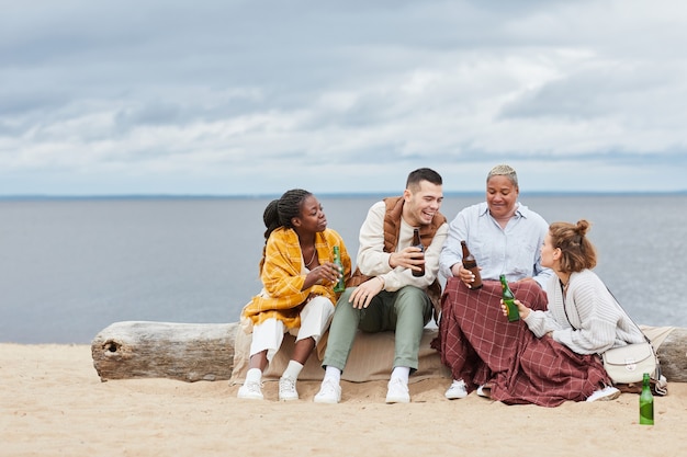 Młodzi ludzie na plaży