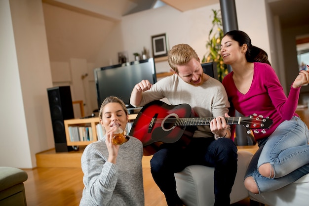 Zdjęcie młodzi ludzie o imprezie z gitarą