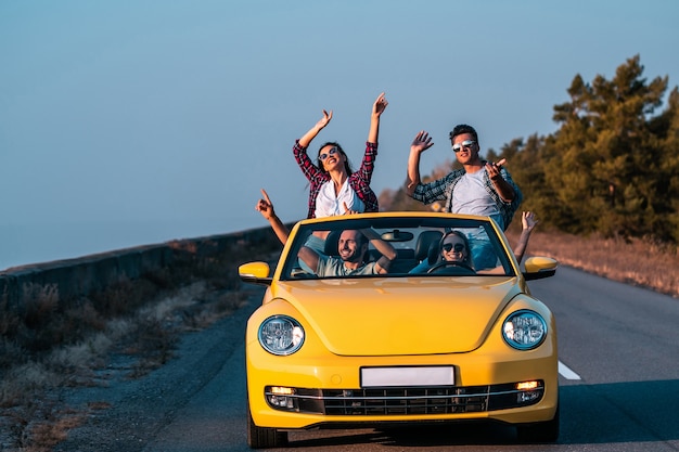 Młodzi Ludzie Podróżują żółtym Kabrioletem