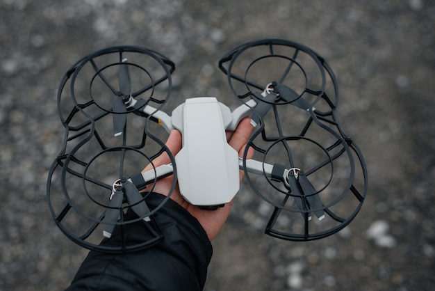 Zdjęcie młodzi ludzie przygotowują drona do lotu. konfiguracja drona.