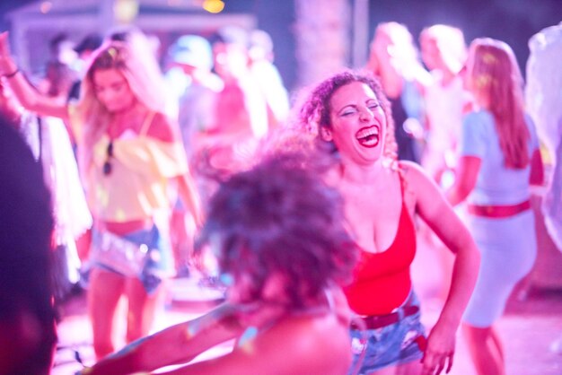 Młodzi ludzie tańczący podczas imprezy w klubie nocnym