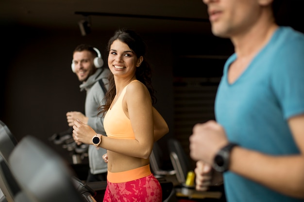 Młodzi Ludzie Używają Threadmill W Nowożytnym Gym