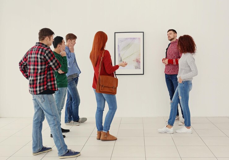 Zdjęcie młodzi ludzie w sali galerii sztuki współczesnej
