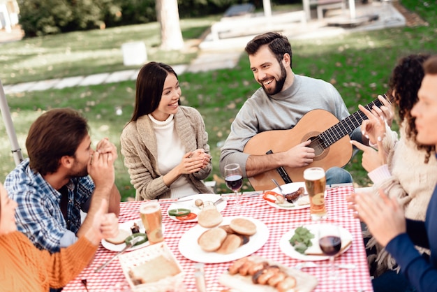 Młodzi Ludzie Zebrali Się Na Grillu.