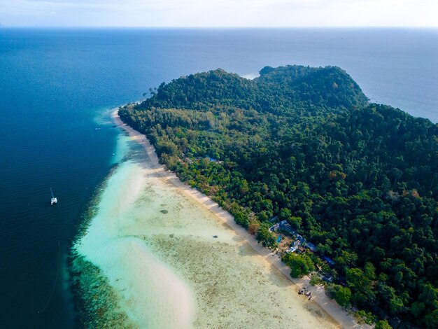 Młodzi mężczyźni w kajaku na niebiesko-turkusowym oceanie Koh Kradan w Tajlandii