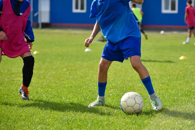Młodzi Piłkarze Grają W Piłkę Nożną Podczas Treningu