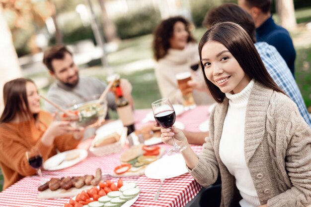 Młodzi Przyjaciele Bawią Się, Gotują Jedzenie, Piją Alkohol.