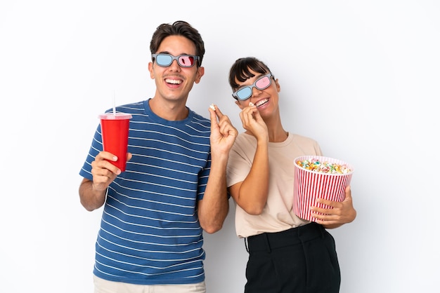 Młodzi Przyjaciele Rasy Mieszanej Na Białym Tle W Okularach 3d I Trzymający Duże Wiadro Popcornów
