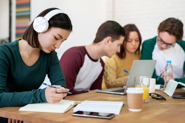 Młodzi studenci podczas grupowej nauki wspólnie badają