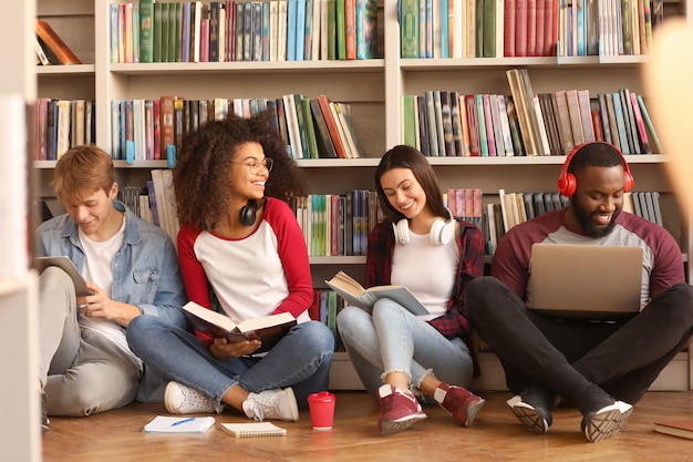 Młodzi Studenci Przygotowują Się Do Egzaminu W Bibliotece