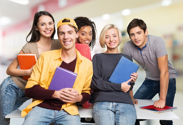 Młodzi studenci studiujący na tle bibliotecznym