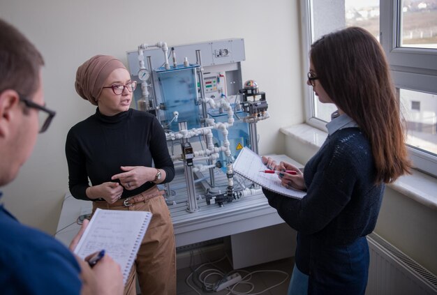 Zdjęcie młodzi uczniowie ćwiczący w klasie elektronicznej