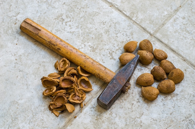 Młotek I świeżych Organicznych Migdałów Ze Skorupą