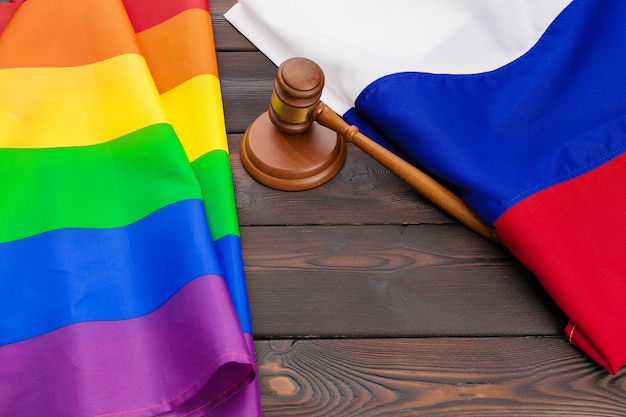 Zdjęcie młotek woden z flagami lgbt i rosyjskimi