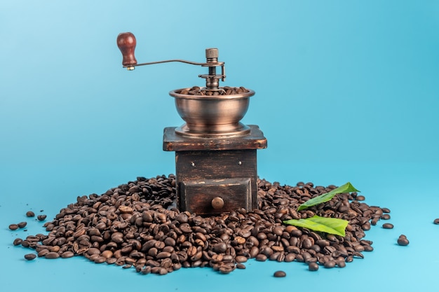 Zdjęcie młynek do kawy w stylu vintage i ziarna kawy