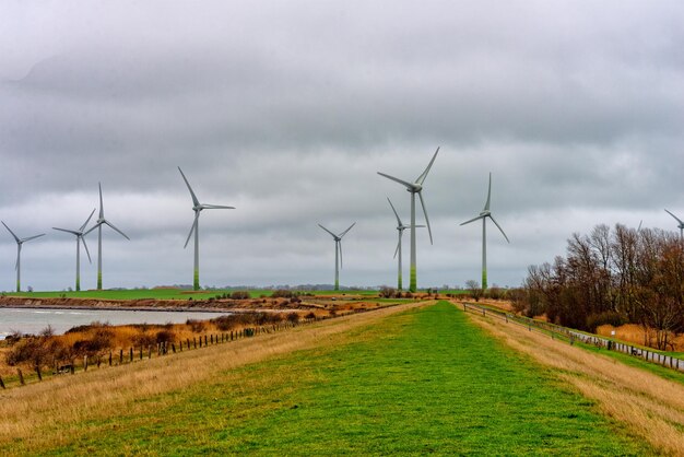 Zdjęcie młyny wiatrowe na polu przeciwko niebu