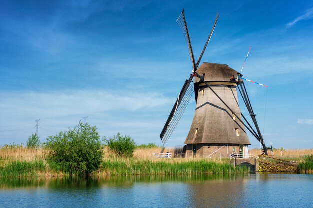 Młyny wiatrowe w Kinderdijk w Holandii Holandia