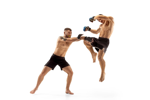 MMA Dwóch profesjonalnych wojowników uderzających lub bokserskich na białym tle studia