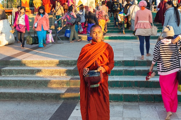 Mnich Buddyjski I Pielgrzymi Na Schodach Prowadzących Do Pagody Kyaiktiyo. Złota Skała. Myanmar