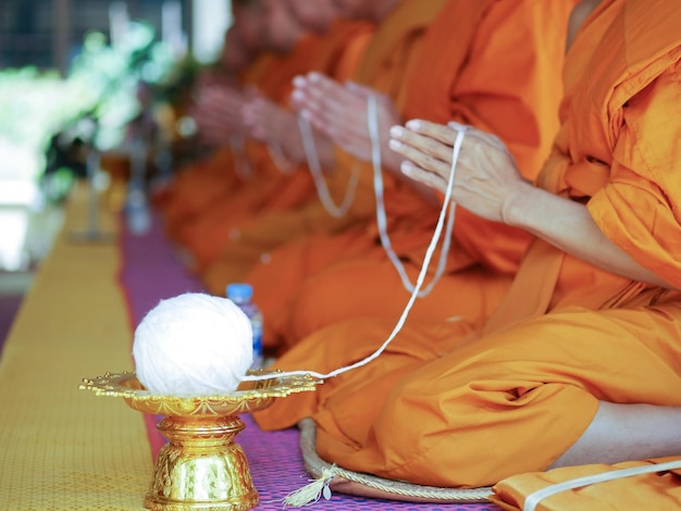Zdjęcie mnichowie modlący się w świątyni