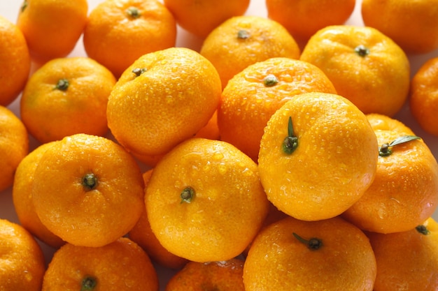 Zdjęcie mnóstwo pomarańczy z kroplami wody tworzące idealną aranżację do tła i tekstur