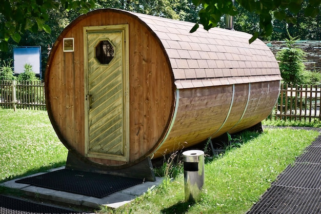 Zdjęcie mobilna kompaktowa drewniana sauna lub łaźnia łaźnia nad jeziorem latem